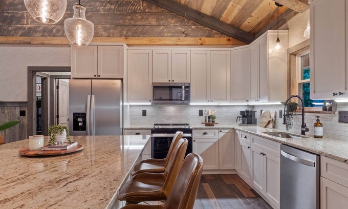 Ellijay Cabin | - Brand New, 3BR Modern, and Luxury Cabin w/HotTub & Fireplaces