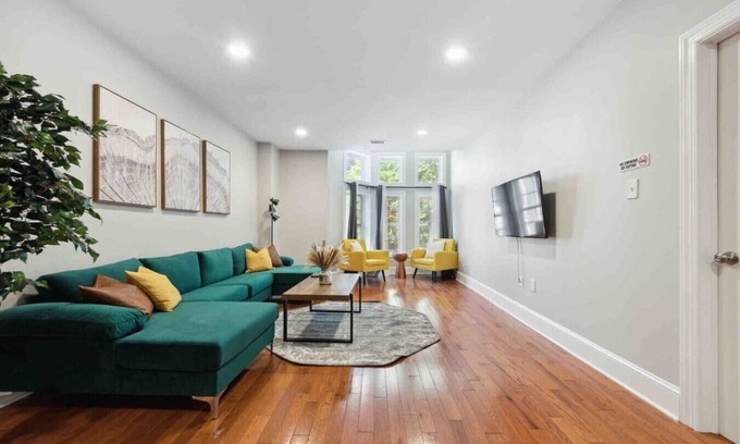 Midtown Village Apartment | BRAND NEW 4/4 Center City w/Roof PATIO Sleeps 20