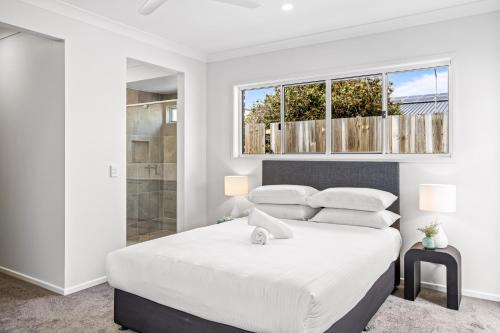 Redcliffe House | Brand-New 4-Bed Beach House with Alfresco Dining