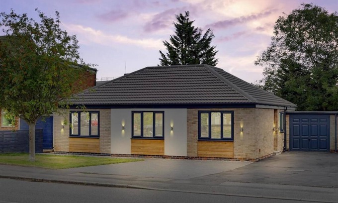 Bramcote Villa | Brand New 4 Bedroom Deluxe Modern Villa - Sleeps 9 - Private Parking & Garden