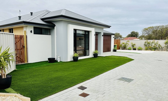 Geographe House | Brand New 5 Bedroom Home 1km from the Beautiful Busselton Beaches