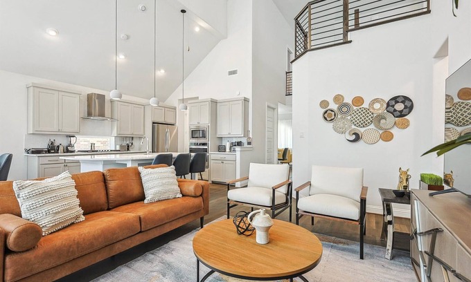 Irving House | Brand New 5BD,4BA Luxury Vacation Home w Hot Tub