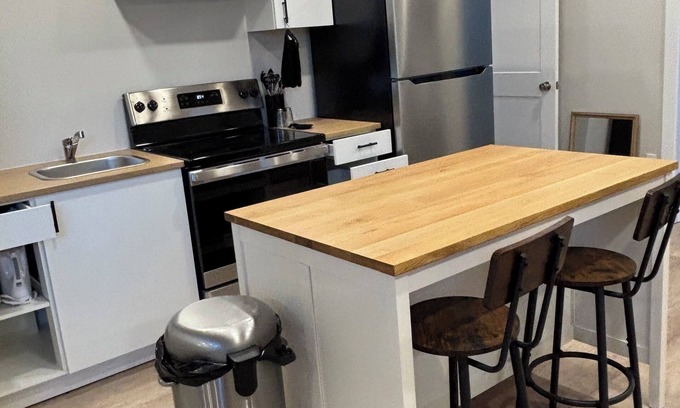 Ottawa Division Apartment | Brand new apartment on leafy residential street. Fully equipped, on bus routes.
