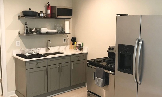 Southeast House | Brand New Apartment 2 Blocks from Metro