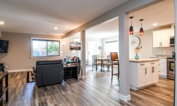 Campbell River House | Brand New Beautiful Fully Furnished 3 Bedroom Basement Suite