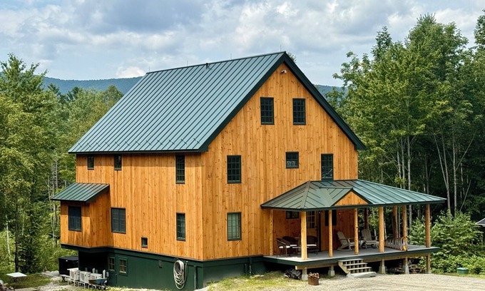 Granville House | BRAND NEW: Beautifully Restored Timber Frame Barn w/Hot Tub & Movie Theater