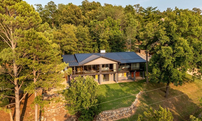 Lakeview House | BRAND NEW! Beautifully rehabbed 3 bedroom, 3 bathroom lake home.