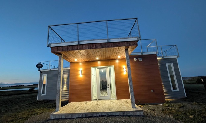 Port Philip Cottage | Brand New! Breathtaking 3 bedroom + den cottage on the ocean front!