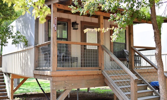 Seguin Cabin | Brand new Cabin with Pool, hot tub, kayaking, paddle boarding & hiking! - SG8
