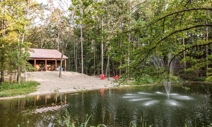 Broken Bow House | Brand New Calvert's Copper Cabin for Couples, Hot Tub, Free Firewood