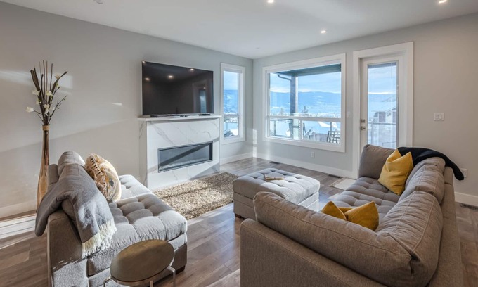 Okanagan-Similkameen House | BRAND NEW! Cartwright Mountain Ridge - Beautiful Brand New Home with Hot Tub!