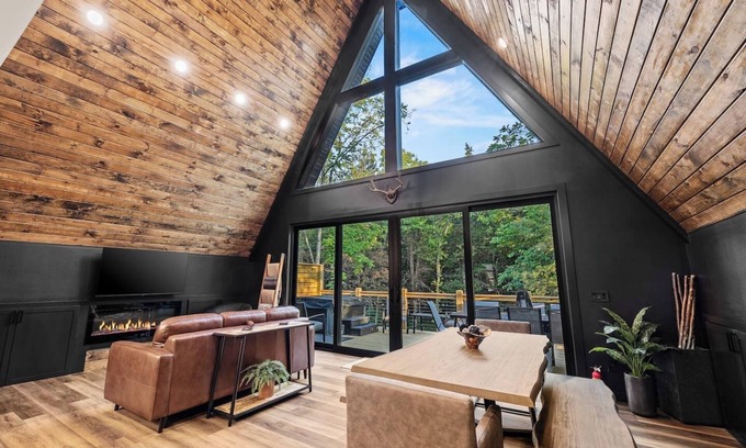 Omaha House | Brand New Chalet at Cricket Creek w/hot tub