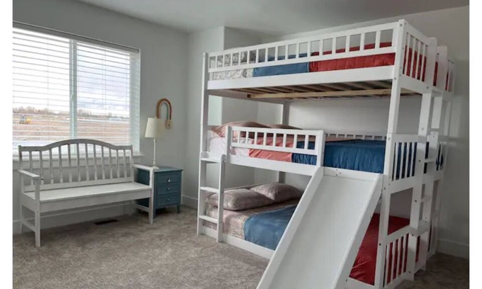 Rigby House | Brand New Clean & Cozy Townhouse For Your Getaway!