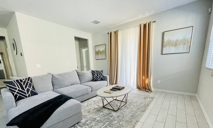 Roosevelt Park House | Brand New CLEAN Home - Near State Farm Stadium!