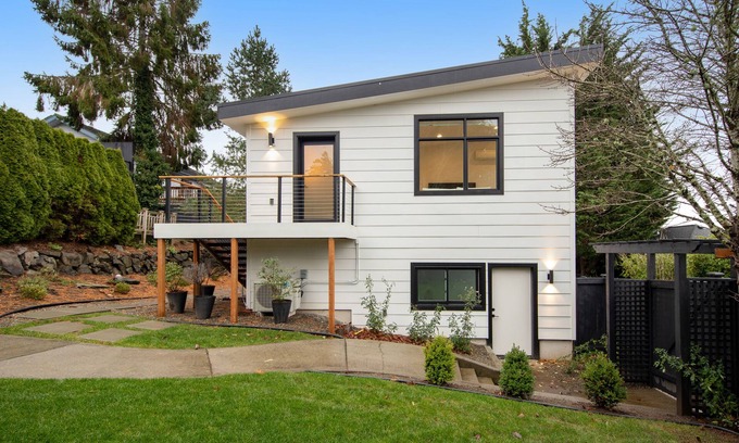 Magnolia Cottage | Brand New Cottage with Free WiFi & Full Kitchen