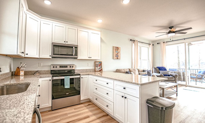 La Follette House | Brand New! Deerfield house with covered boat slip!
