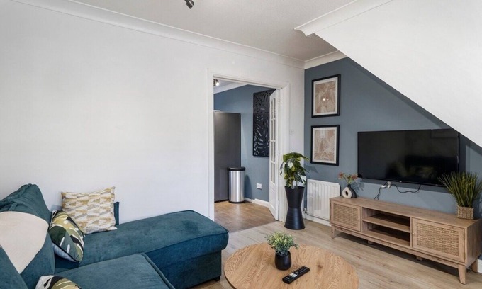 Livesey House | BRAND NEW - Delightful Abode in London - Garden