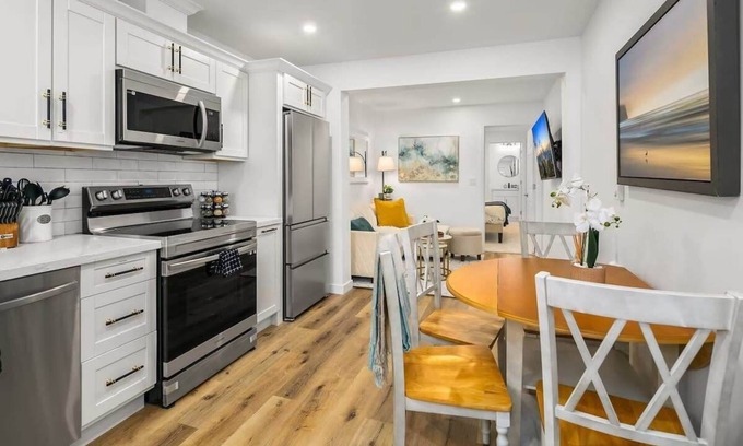 Picnic Point-North Lynnwood Apartment | Brand New Designer's Stylish 1BR Home - 1min to I5