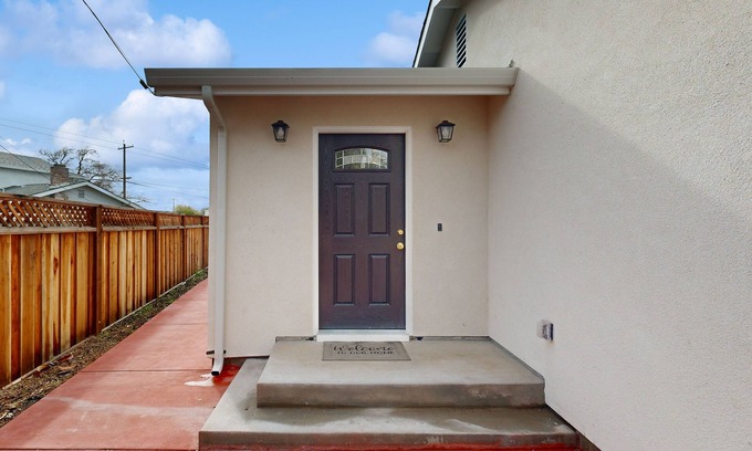 Santa Clara House | Brand-new dog-friendly near major tech companies with streaming, W/D, AC, EVC