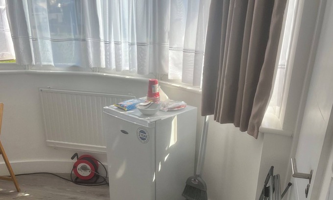 South Harrow Apartment | Brand New Double bed Studio Flat With Shared Kitchen