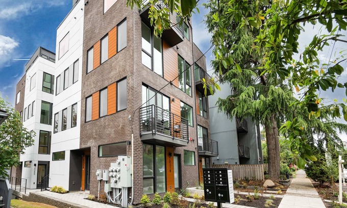 Eastlake House | Brand New Eastlake Studio - SLU, UW, Shops & Eats
