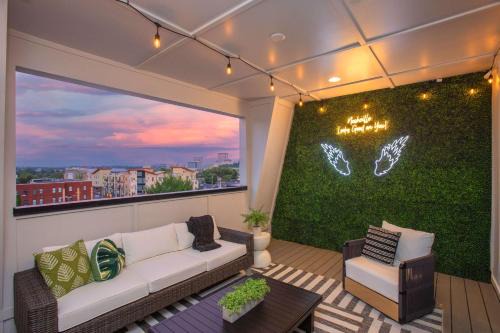 Buena Vista House | Brand New Elegance Rooftop Views of Nashville