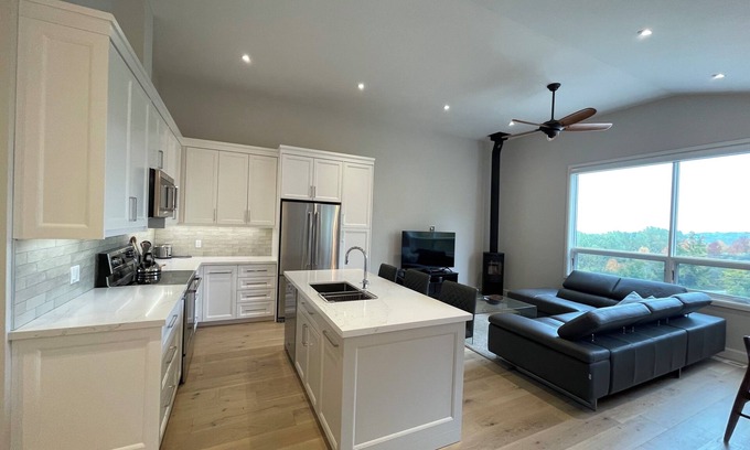 Mansfield Ski Chalet | Brand New Exclusive Chalet with Spectacular Views and Hot Tub