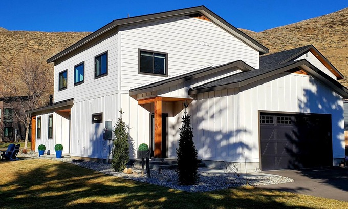 Hailey House | Brand new executive home 5 minutes to downtown Hailey, 14 min. to the Gondola.