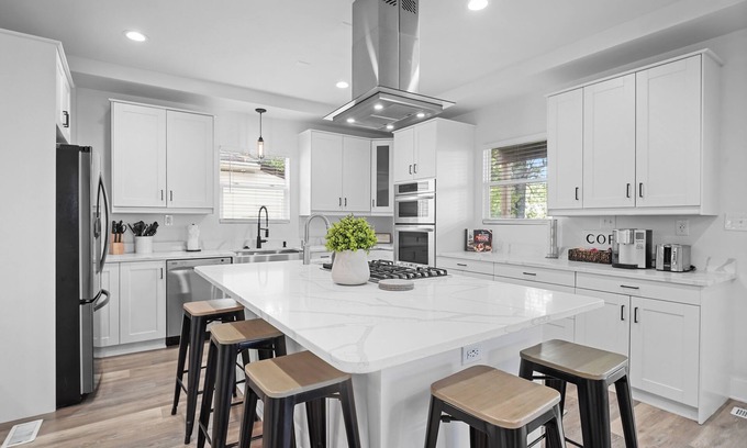 Near Eastside House | Brand New Green House - Mass Ave - Downtown Vibe - minutes to Downtown Indy