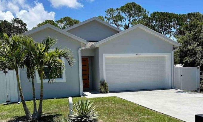 Ridge Wood Heights House | Brand NEW HOME 5.8mi away from Siesta key Beach
