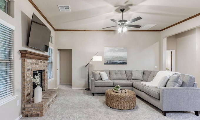 Mustang House | Brand New Home - Accessible to Yukon and Mustang!