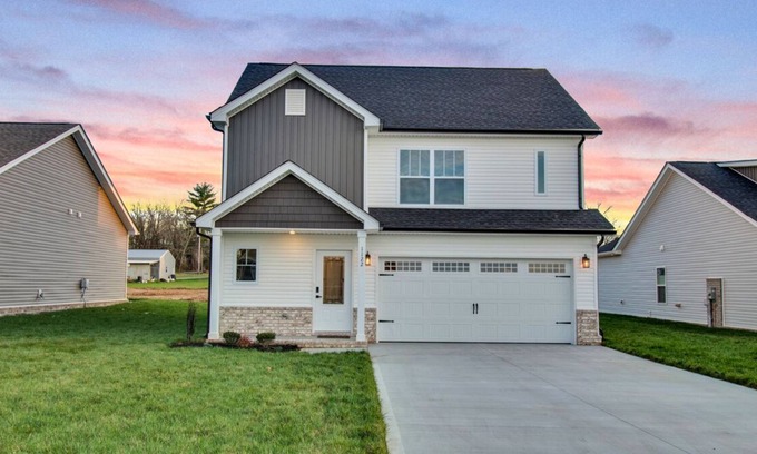Burns House | Brand New House 45 min to Nashville in Peaceful Burns TN