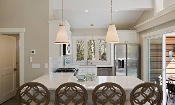 South Yarmouth Hotel | Brand New House steps away from Parker River Beach