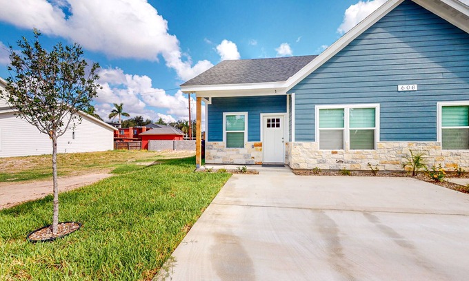 McAllen House | Brand-new house with enclosed yard, central AC, & high-end appliances