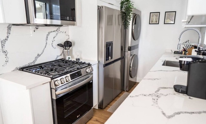 NoHo Arts District Apartment | BRAND-NEW INTERIOR 2BR APARTMENT COMPLETED RENOVATED/REMODELED IN 2022 with LARGE PRIVATE FENCED PATIO and PARKING (p59)