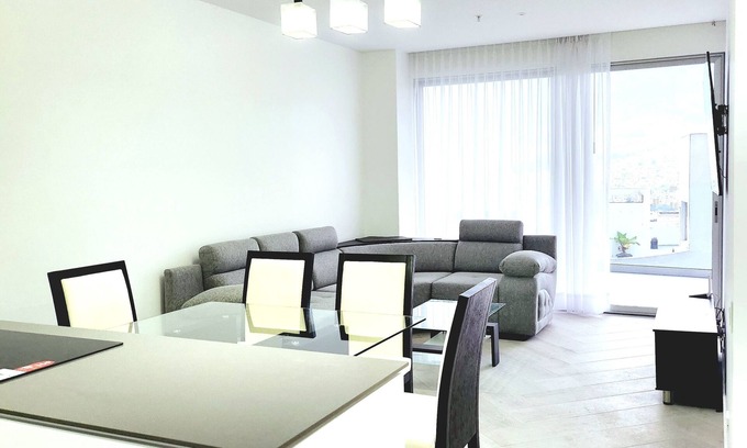 Gonzalez Suarez Apartment | Brand New! King Bed! Beautiful Apartment. Gonzales Suarez.