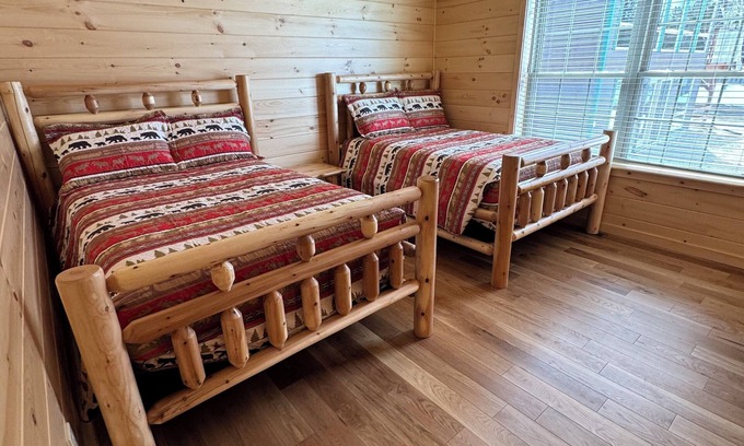 Inlet Cabin | BRAND-NEW LAKEFRONT LODGEnBlack Bear Lodges - The Bear's Lair Lodge