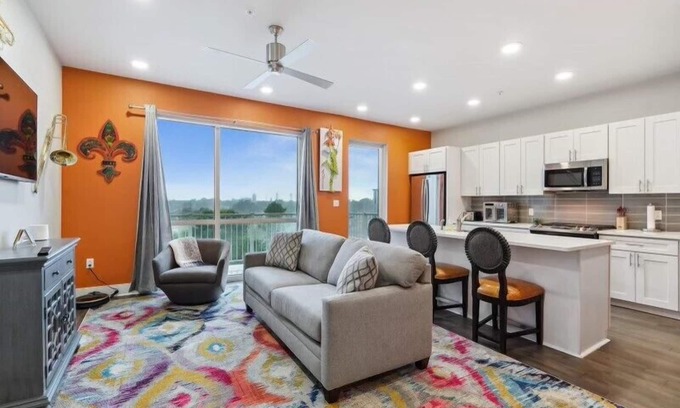 New Orleans Condo | *BRAND NEW LISTING* Luxury Penthouse w balcony/parking near French Qtr