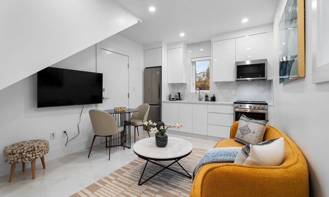 West Side House | BRAND NEW Luxury 2 Bedroom Laneway House