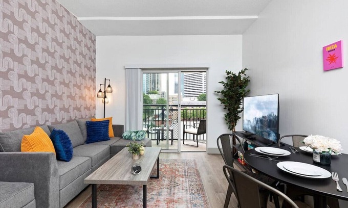 Charlotte Center City Apartment | Brand New Luxury Apt, 2 Mins to Stadium, Free Parking, City Views, WiFi