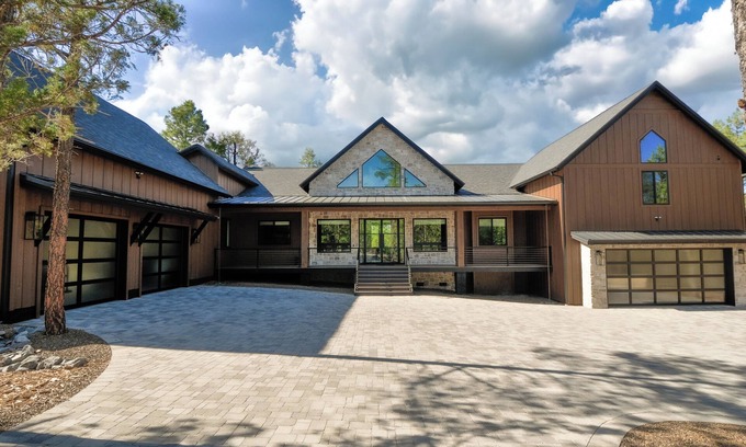 Torreon Cabin | Brand New Luxury Cabin! 5500sf/MoviTheatr/HotTub/4KingSuite/Gym&Billiard