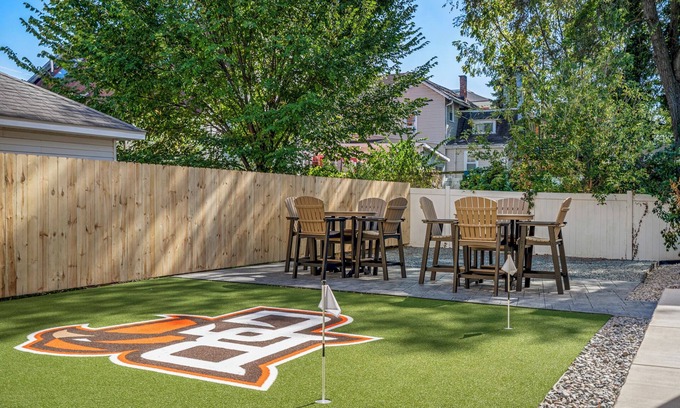 Bowling Green House | Brand-new luxury home in downtown Bowling Green, steps from BGSU. Stylish interiors, gourmet kitchen, and a unique backyard with a custom putting green. Perfect for alumni visits, game days, or weekend getaways.