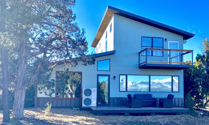 Mancos House | Brand New Magical Modern Home by Mesa Verde Park with Scenic Mountain Views