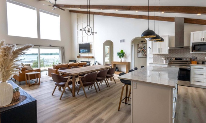 Northern Bruce Peninsula Cottage | Brand new modern cottage In Tobermory near Singing Sands with game room