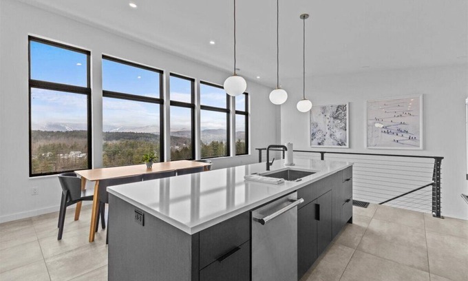 Stowe House | BRAND NEW! Modern Design with Mountain Views!