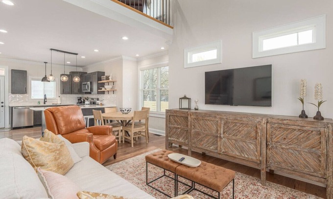 Travelers Rest House | Brand New Modern House - Walk to Main Street