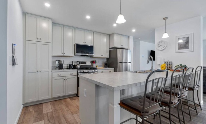 Lexington House | Brand New Modern 3bd 2bth 5 homes from beach!