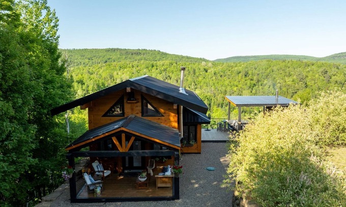 Mandeville Ski Chalet | Brand-New Mountain Chalet w/Hot Tub and Stunning Panoramic Views-Pet friendly!
