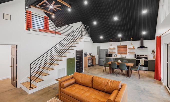 Waynesville House | BRAND NEW Mountain Barndominium Retreat/Sleeps 6/4 Miles to Main St