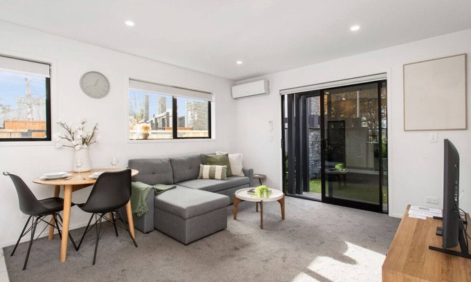 Riccarton Apartment | Brand New Opposite Hagley Park Close CBD Hospital